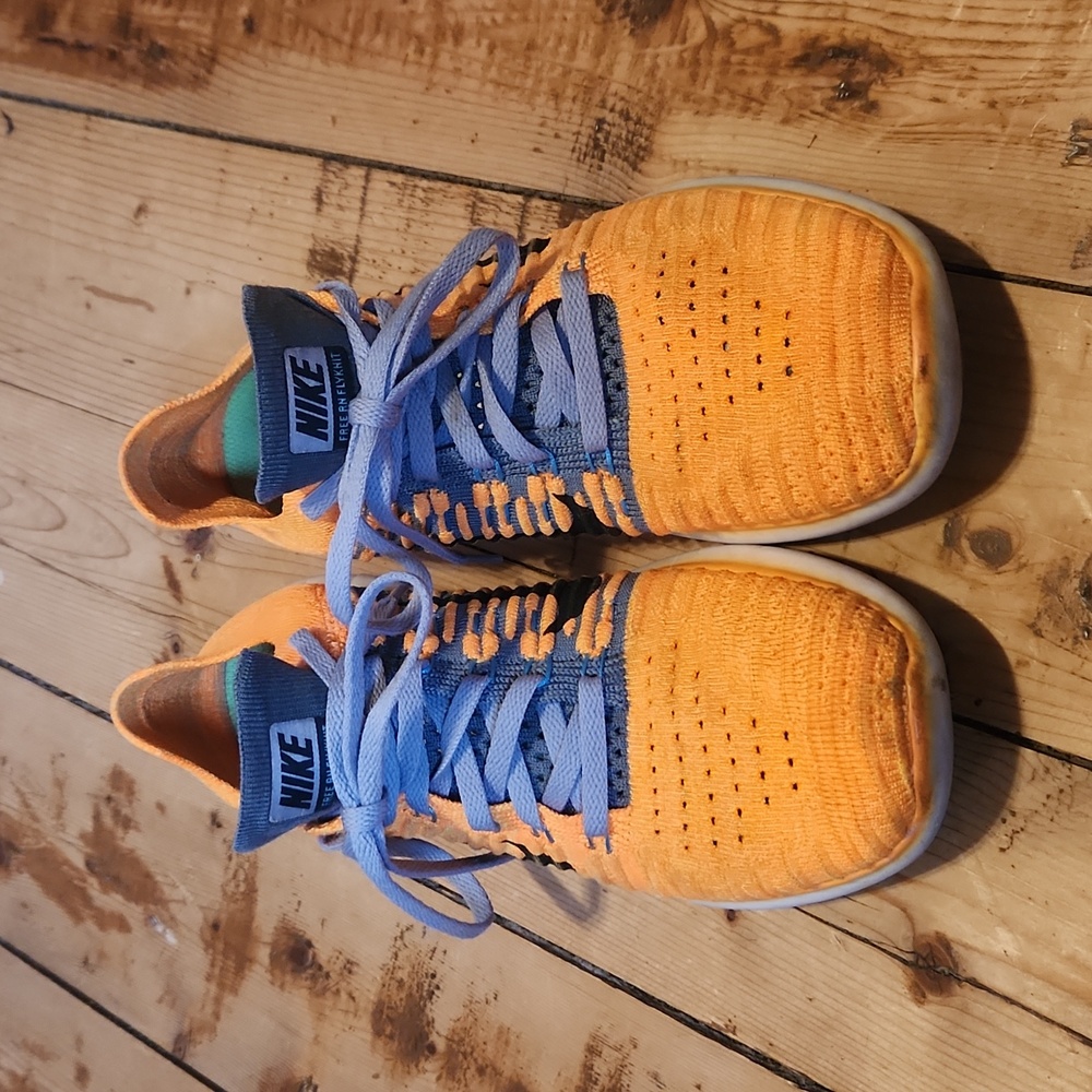 NIKE Flyknit Sneakers